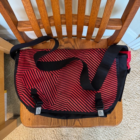 Timbuk2 Messenger Bag Red Black Stripes 19.5”x12.5”x8” Adjustable Strap 50” - Picture 2 of 7